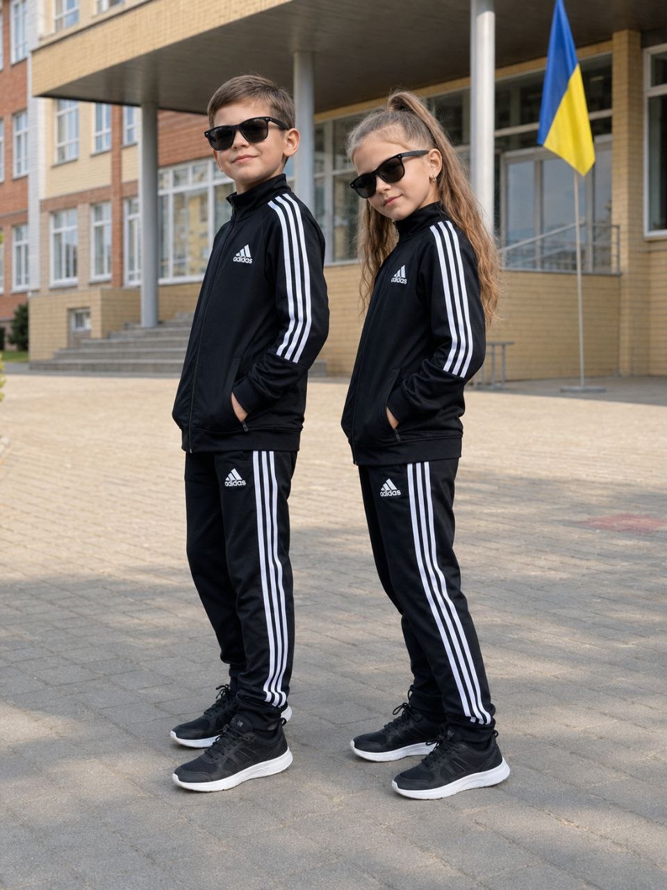 Чорний дитячий спортивний костюм Adidas збоку