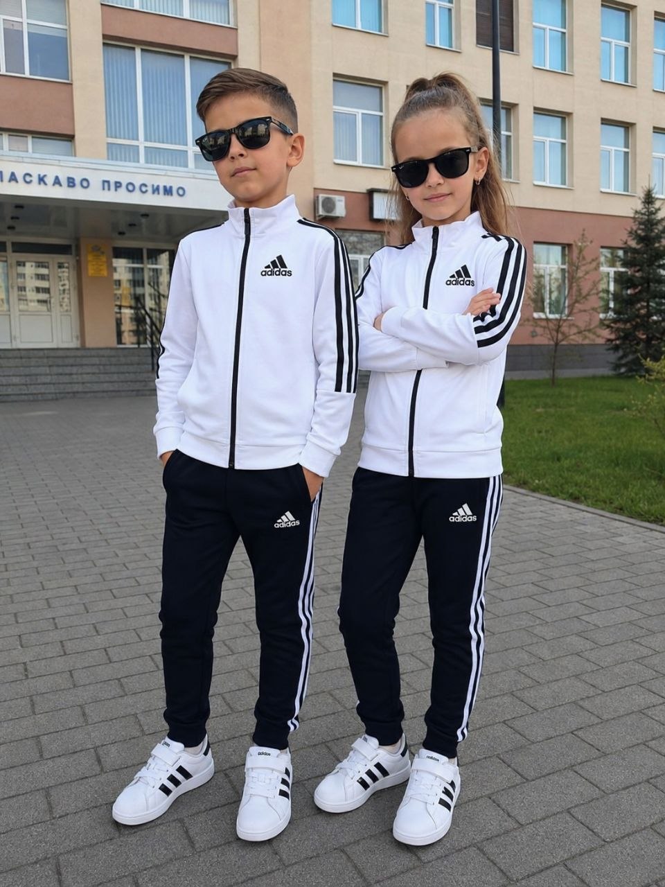 Білий дитячий спортивний костюм Adidas спереду