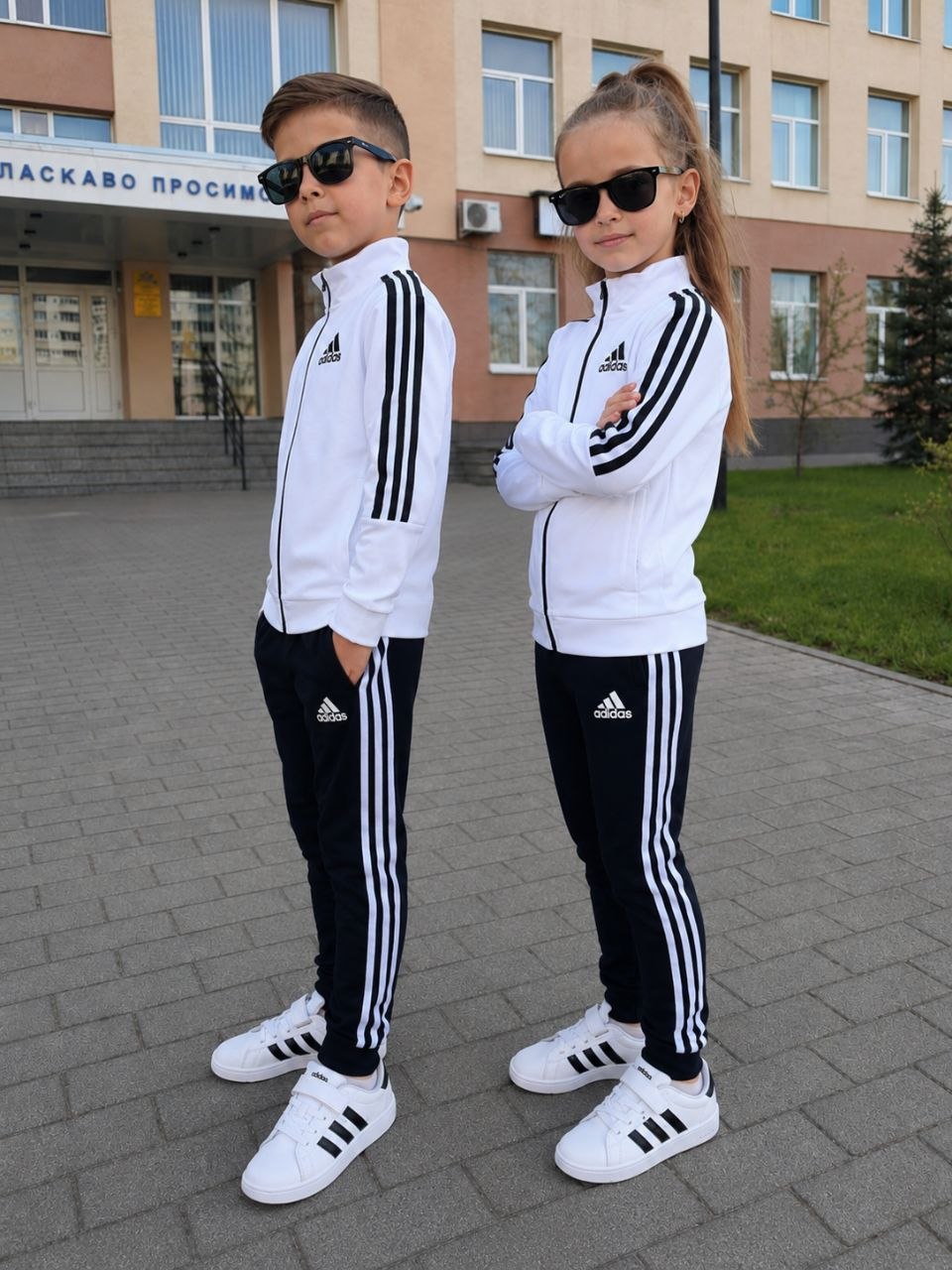 Білий дитячий спортивний костюм Adidas збоку