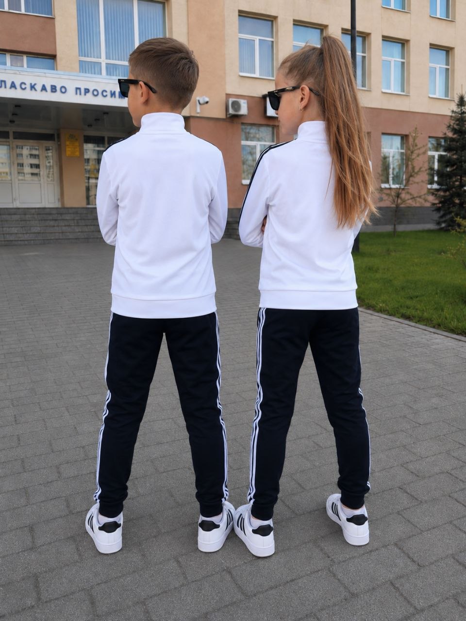 Білий дитячий спортивний костюм Adidas ззаду